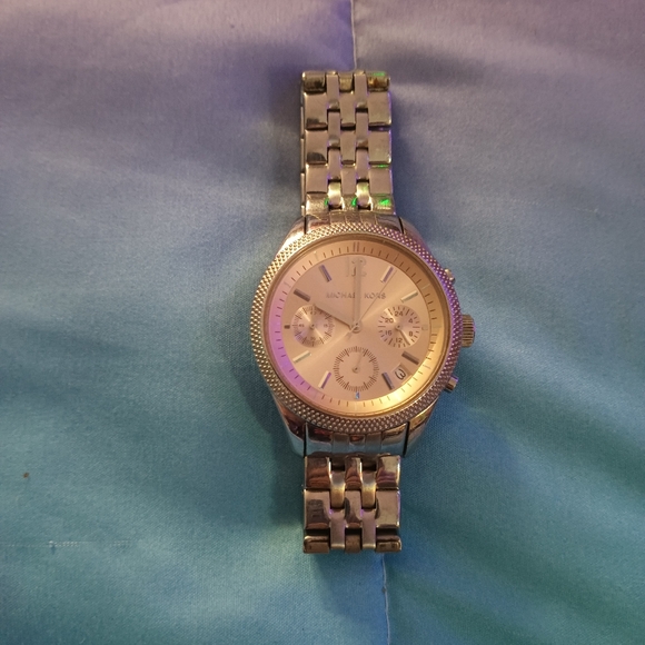 Elegant Silver Wristwatch with Subdials